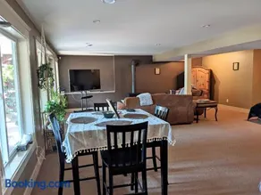 Cozy Suite with Garden Oasis - Image 2