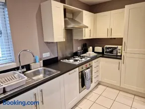 Entire Central 2 Bedroom Apartment (With Parking) - Image 3