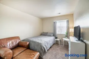 Hollister Home Stay - Image 3