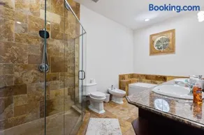 Luxury Spanish Villa 4 Bedroom 4 Bathroom Pool Sunny Isles - Image 4