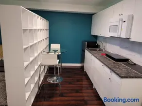 Cozy 1-bedroom place with free parking - Image 4