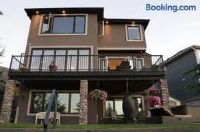 Magnificent 4 bed, 5 baths, 4200 Sq ft with FULL POND VIEW and 30 FT Fountain!!! - Image 3