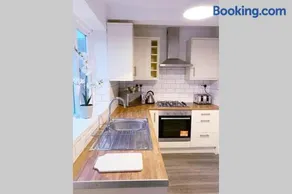 Stylish 3 Bed House + Free Parking + Great Location - Image 3