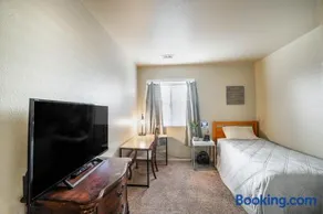 Hollister Home Stay - Image 2