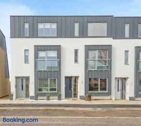No6, Luxury Townhouse near Bicester Village - Image 2