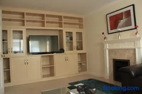 Burghfield - Beautiful Split Level 4 Bedroom House - Image 3