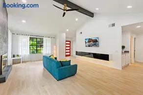 Houston's Modern and Luxury Home - Image 3