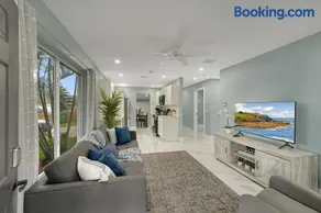 Cheerful 2 Bedroom Lakehouse Home Woffice Space - Image 3