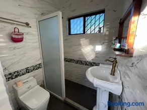 2 Bedroom Guesthouse with Kitchen and Laundry - Image 4