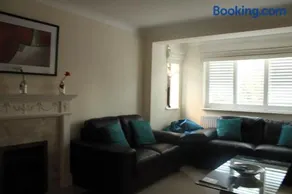 Burghfield - Beautiful Split Level 4 Bedroom House - Image 5