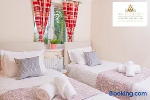 2 Bed Apartment Perfect 4 Business Travelers & Contractors By White Orchid Property Relocation Short Lets & Serviced Apartment - Monthly Offers Available - Image 2