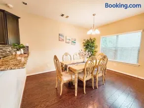 SPACIOUS 2-STORY HOME in GATED COMMUNITY - FREE PARKING - DOWNTOWN CHINATOWN - Image 3