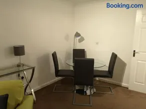 Spacious modern one Bed apartment, town centre with parking - Image 5