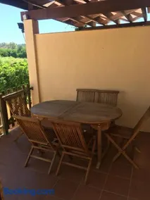 Adosado con jardín en urbanización con piscina - Image 2