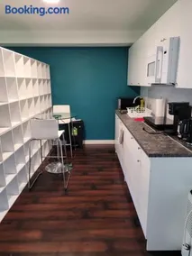 Cozy 1-bedroom place with free parking - Image 3