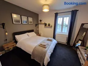 Entire Central 2 Bedroom Apartment (With Parking) - Image 5