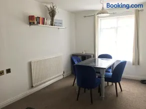 3 BEDROOM CITY CENTRE LARGE HOUSE, Ideal for Contractors, Free Parking and WIFI - Image 3