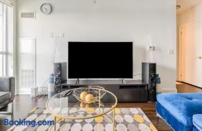 Modern Condo On York - Image 2