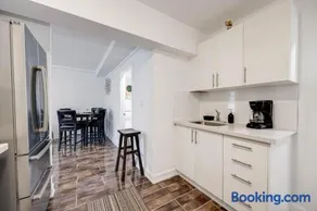 Bright Parkdale Court - Little Portugal w/ Free Parking - Image 5