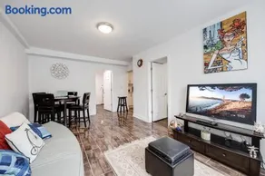Bright Parkdale Court - Little Portugal w/ Free Parking - Image 4