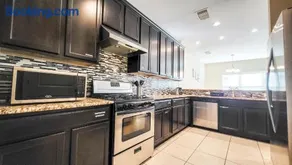 SPACIOUS 2-STORY HOME in GATED COMMUNITY - FREE PARKING - DOWNTOWN CHINATOWN - Image 2