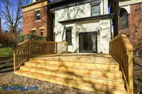 Chic retreat in central Pittsburgh w/ 2 masters - Image 5