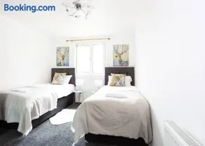 Burte View Spacious Apartment For Travelers And Keyworkers For 4 People By Dream Key Solution - Image 4