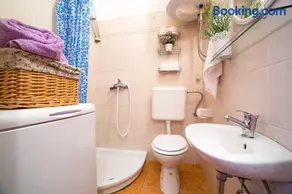 Studio Apartment Downtown - Image 5