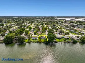 Cheerful 2 Bedroom Lakehouse Home Woffice Space - Image 5