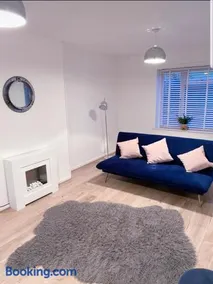 Stylish 3 Bed House + Free Parking + Great Location - Image 2