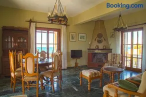Ntoriseveline Beach House - Image 2
