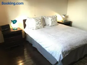 3 BEDROOM CITY CENTRE LARGE HOUSE, Ideal for Contractors, Free Parking and WIFI - Image 4