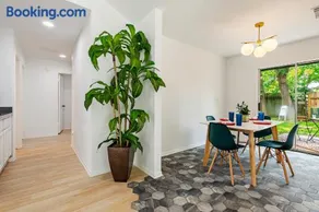 Houston's Modern and Luxury Home - Image 4