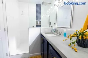 Fully Renovated beautiful 5 bed/bath, 2 kitchens! - Image 3