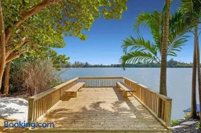 21 home on a large lake w great outdoor space - Image 3