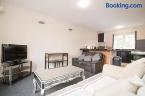 Aston Henry James Courtlands Cosy apartment close to Maidenhead train station - Image 5