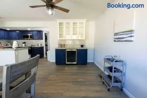 Fully Renovated beautiful 5 bed/bath, 2 kitchens! - Image 4