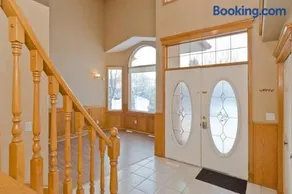 Lovely 5 Bedroom House near Lake Chestermere - Image 5