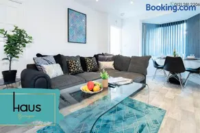 HAUS 3 Bedroom House l Parking l 6 Beds l WIFI l Smart TV - Image 5