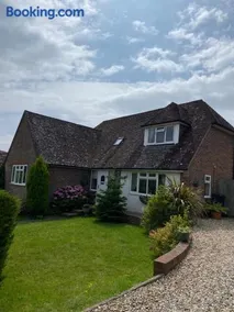 Entire home to rent - Beautifully presented detached chalet bungalow in Midhurst, West Sussex - Image 4