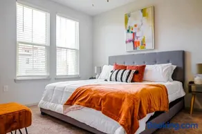 Charming 2BD 2 Ba Free parking - Image 2