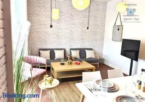 Koala and Tree - Rustic 3 Bedroom Flat with Parking - Image 2