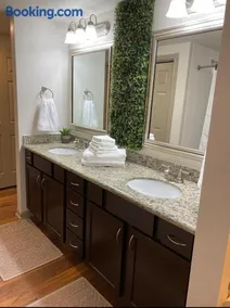 Bright & Modern Galleria Suite! 5 Star Location, Self Check In & Free Parking - Image 4