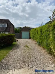 Entire home to rent - Beautifully presented detached chalet bungalow in Midhurst, West Sussex - Image 2