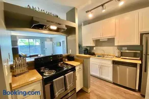 Centrally Located To All San Diego Has To Offer - Image 5