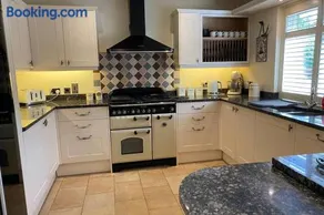 Entire home to rent - Beautifully presented detached chalet bungalow in Midhurst, West Sussex - Image 3