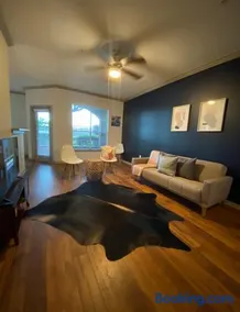 Bright & Modern Galleria Suite! 5 Star Location, Self Check In & Free Parking - Image 5