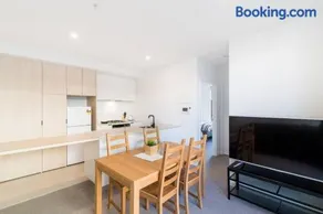 Spacious 2BR Brunswick Apt - Image 4