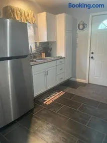 Ambient 2bdrm/1bth Stylish Home - Image 5