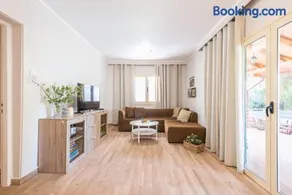 Sunny House with yard in Vari - Image 3